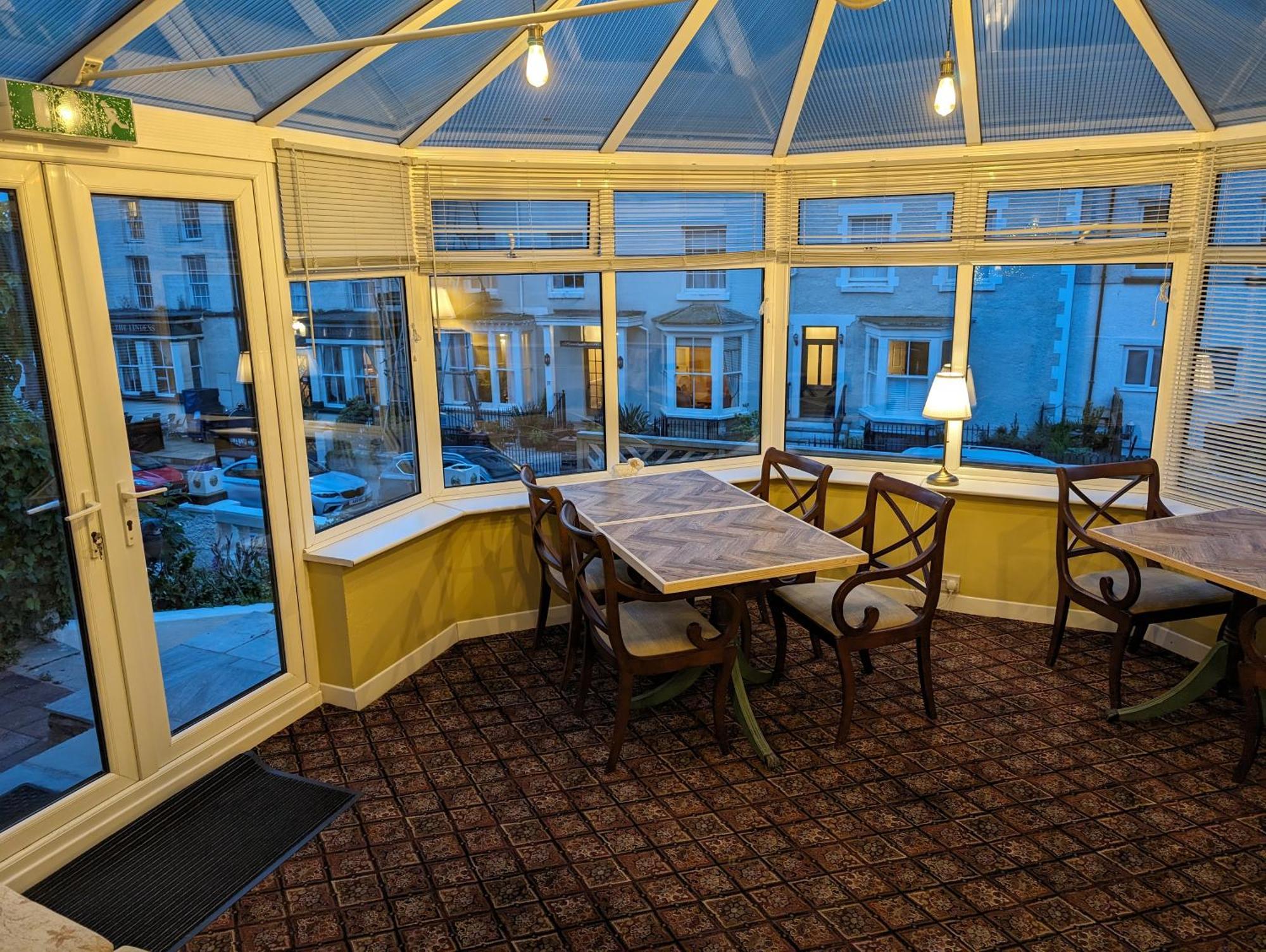 The Chelsea Bed & Breakfast Ландъндо Екстериор снимка